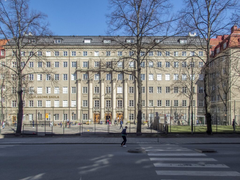 Skolbyggnaden på Kommendörsgatan 31 invigdes höstterminen 1926 och var då nybyggd. Arkitekten Albin Stark var den som fullföljde ritningarna av byggnaden i kvarteret Brandvakten 7 på den så kallade "cirkustomten".
