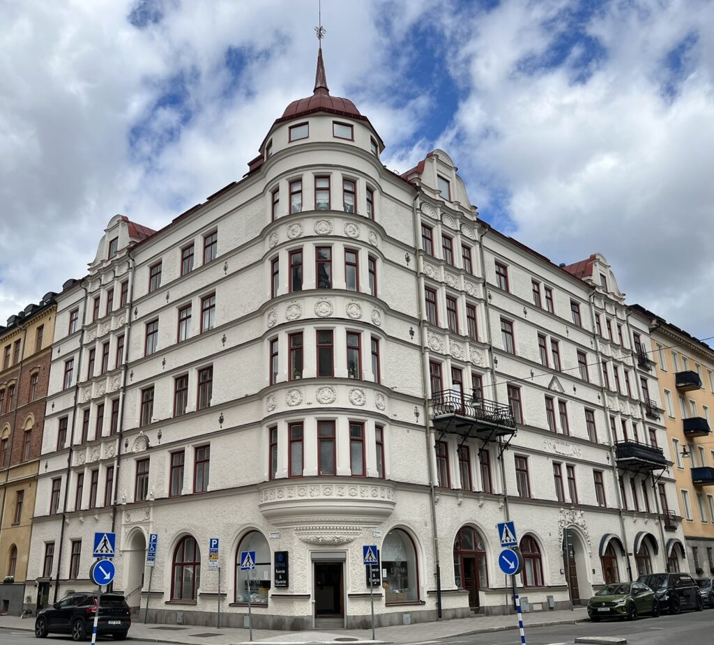 I fastigheten på Artillerigatan 51 bodde Anna Ahlström och Ellen Terserus. 
Här förekom även skolundervisning.